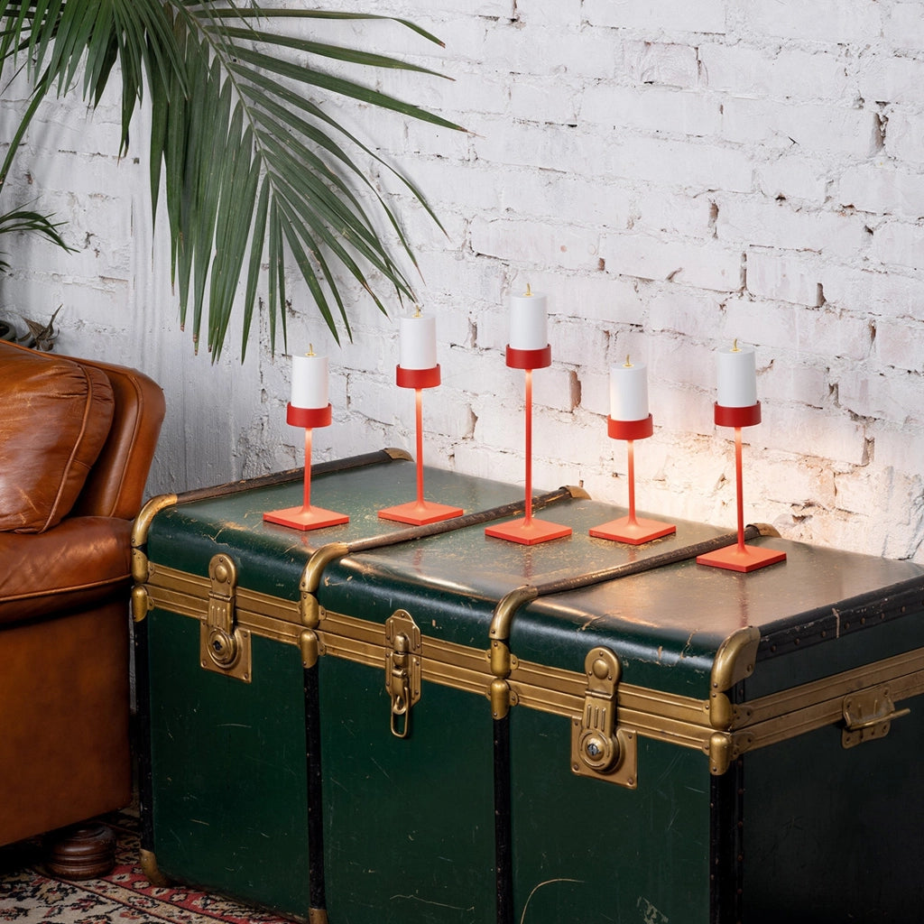 Perpetua Lampada da Tavolo Midi Wireless in Alluminio Rosso con Batteria Rimovibile Magnetica e Sistema LED Dimmerabile ad Alte Prestazioni
