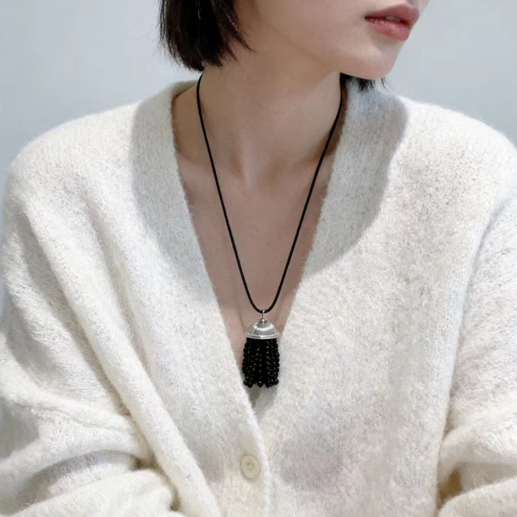 Collana da donna con nappa a forma di loto e perline nere