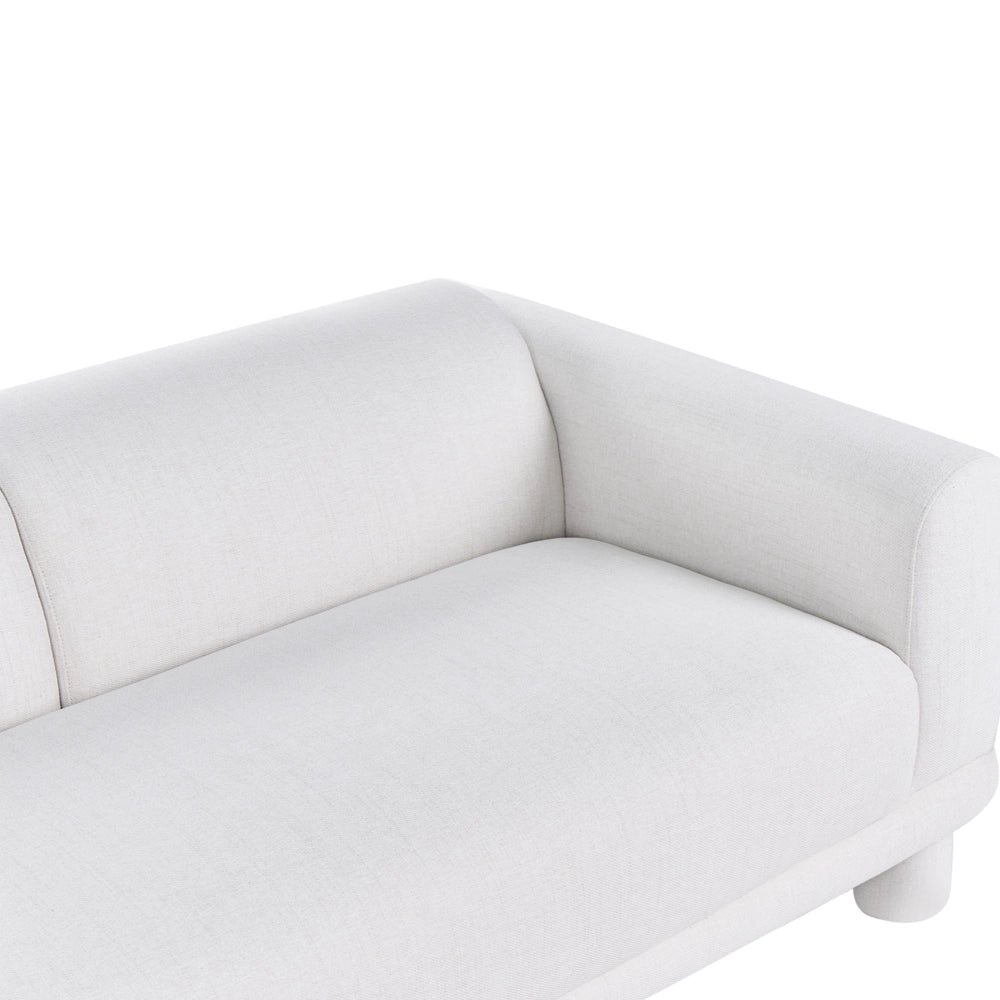 Divano a 3 posti in tessuto bianco sporco con cuscini decorativi extra e gambe rivestite stile retrò-moderno