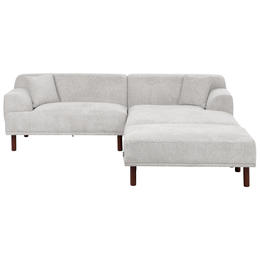Divano ad angolo sinistro in tessuto grigio chiaro lato sinistro con pouf e gambe in legno stile minimalista