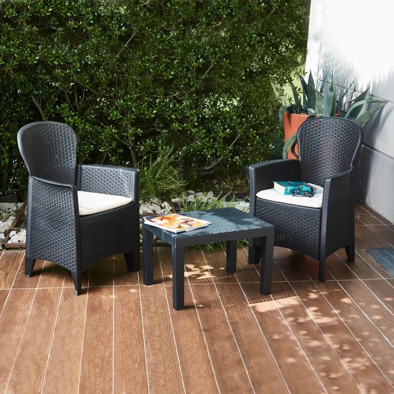 Akita - Salottino da giardino in polyrattan con 2 poltrone + tavolino da caffè. Set lounge da esterno color antracite fornito con 2 cuscini color crema