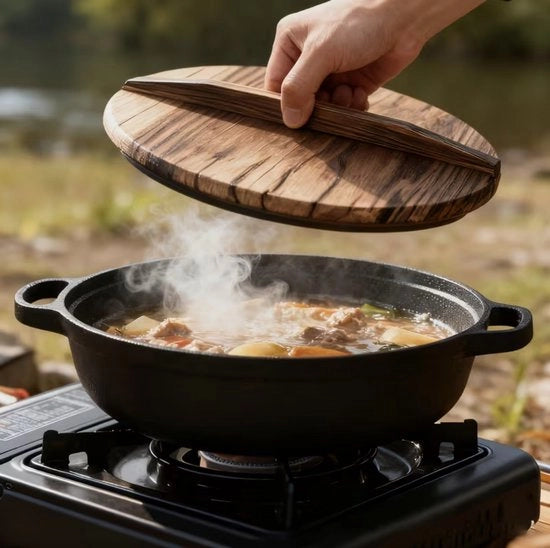 Pentola in Acciaio Inox Ø 25 cm con Coperchio in Legno e Maniglie Doppie – Distribuzione di Calore Premium per Cottura, Stufata, Frittura – Adatto per Induzione, Cottura a Gas & Fiamma Aperta
