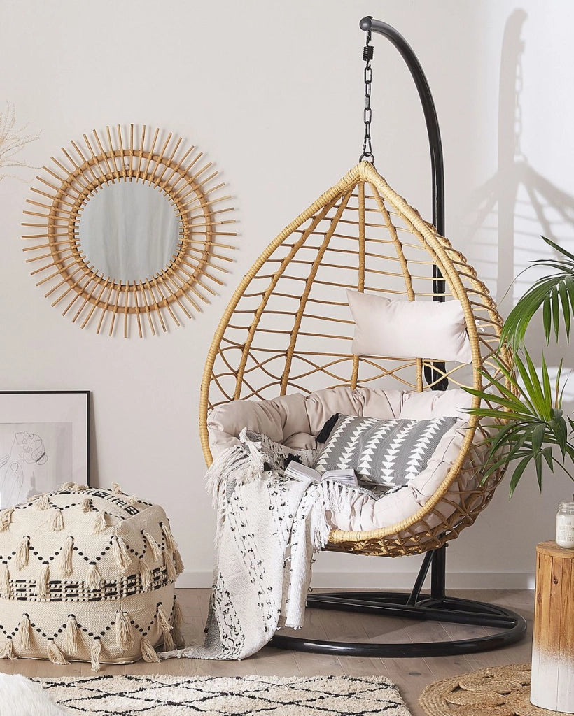 Sedia sospesa poltrona pensile in rattan beige con struttura in metallo a forma di cestino per interni ed esterni Boho