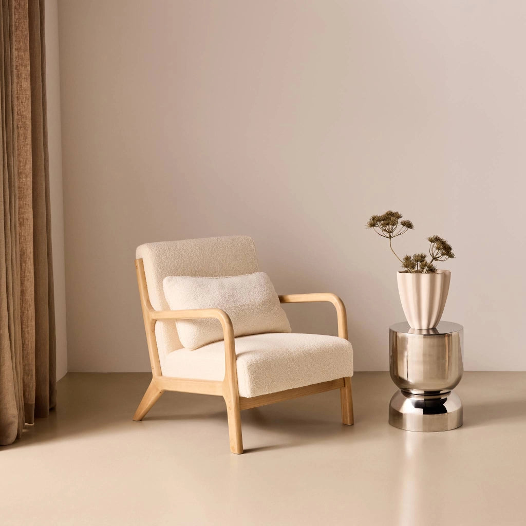 Poltrona scandinava in legno e tessuto bouclé, crema