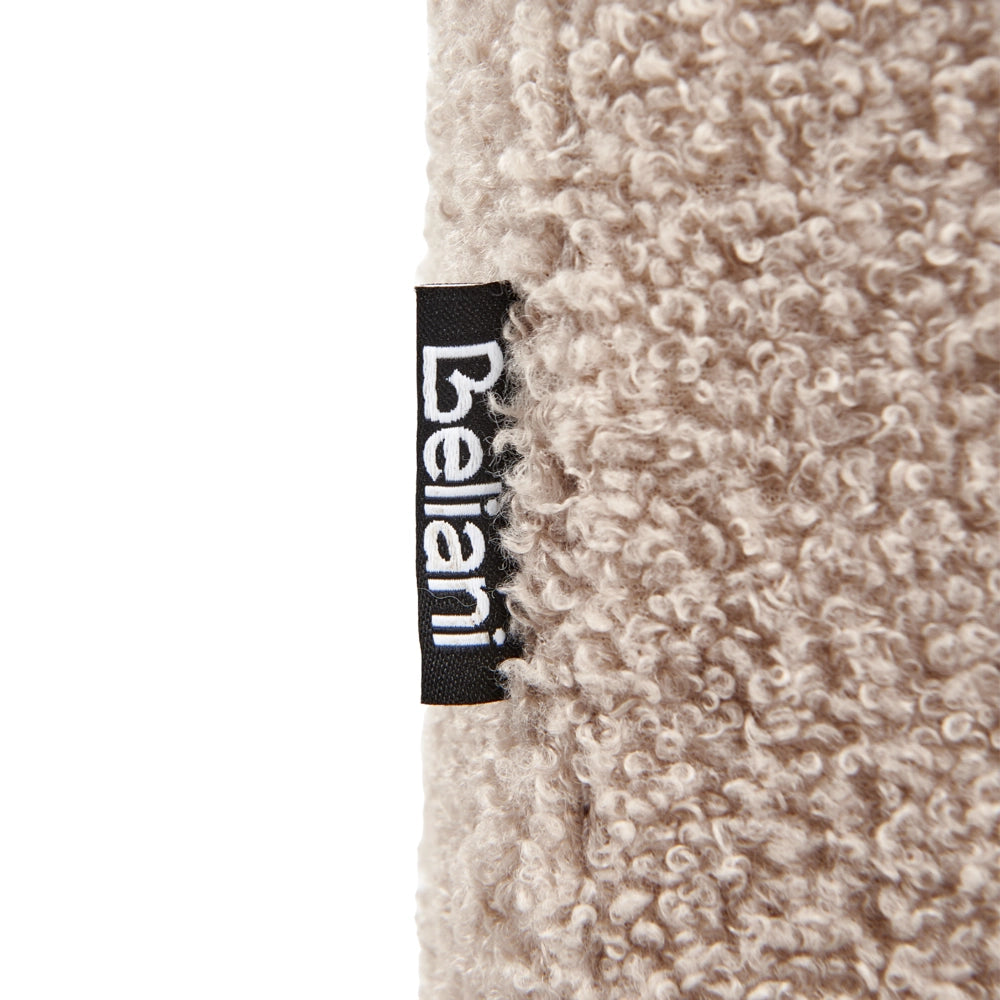 Poltrona con rivestimento in bouclé beige schienale imbottito e cuscini spessi perfetta per un soggiorno moderno