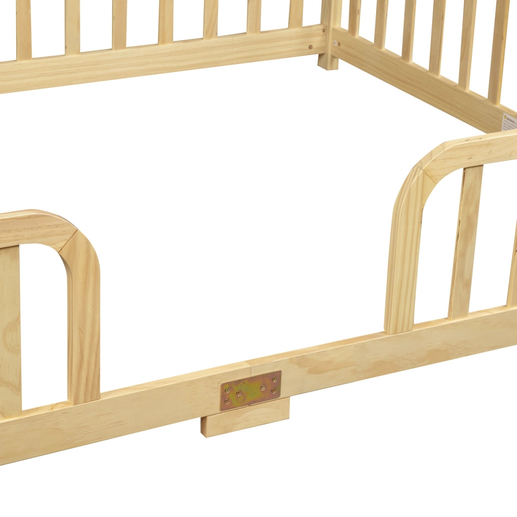 Letto a pavimento per bambini 140x200 cm con sponde di sicurezza in legno naturale
