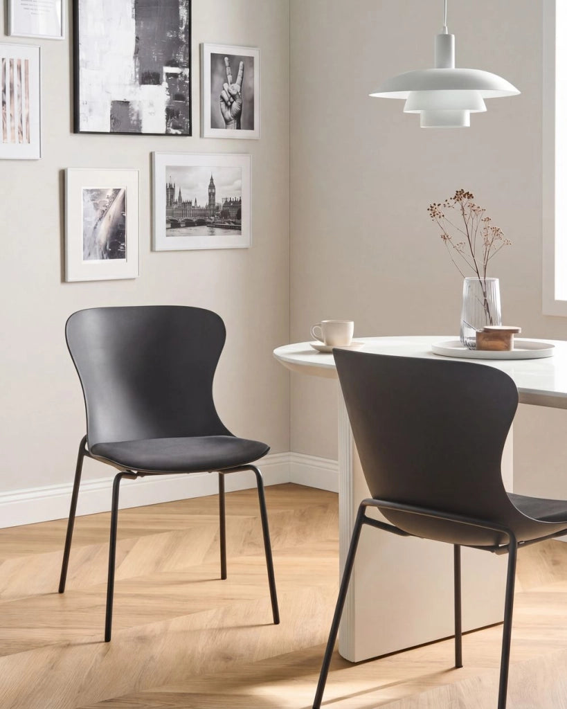 Set di 2 sedie da pranzo con seduta in materiale sintetico nero e struttura in metallo, con cuscino, in stile minimalista scandinavo