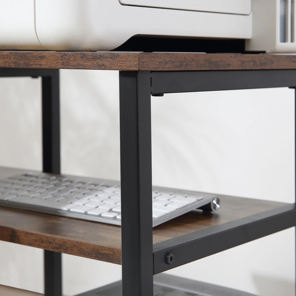 Scrivania angolare con 3 ripiani, per ufficio e home office, in truciolato e acciaio, nero, 135 × 90 × 79 cm