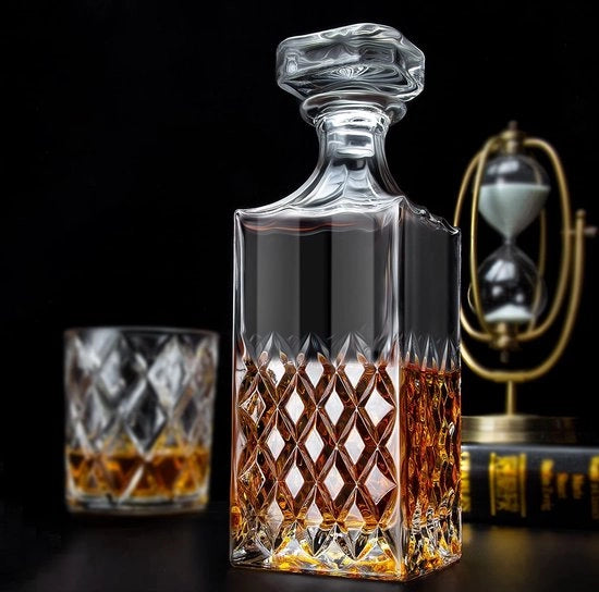 Set per bicchieri di Whisky in cristallo di rocca 

 Specifiche tecniche: 
 - Materiale: vetro grattato 
 - Capacità: non specificato 
 - Modello: non specificato 
 - Codice prodotto: non specificato