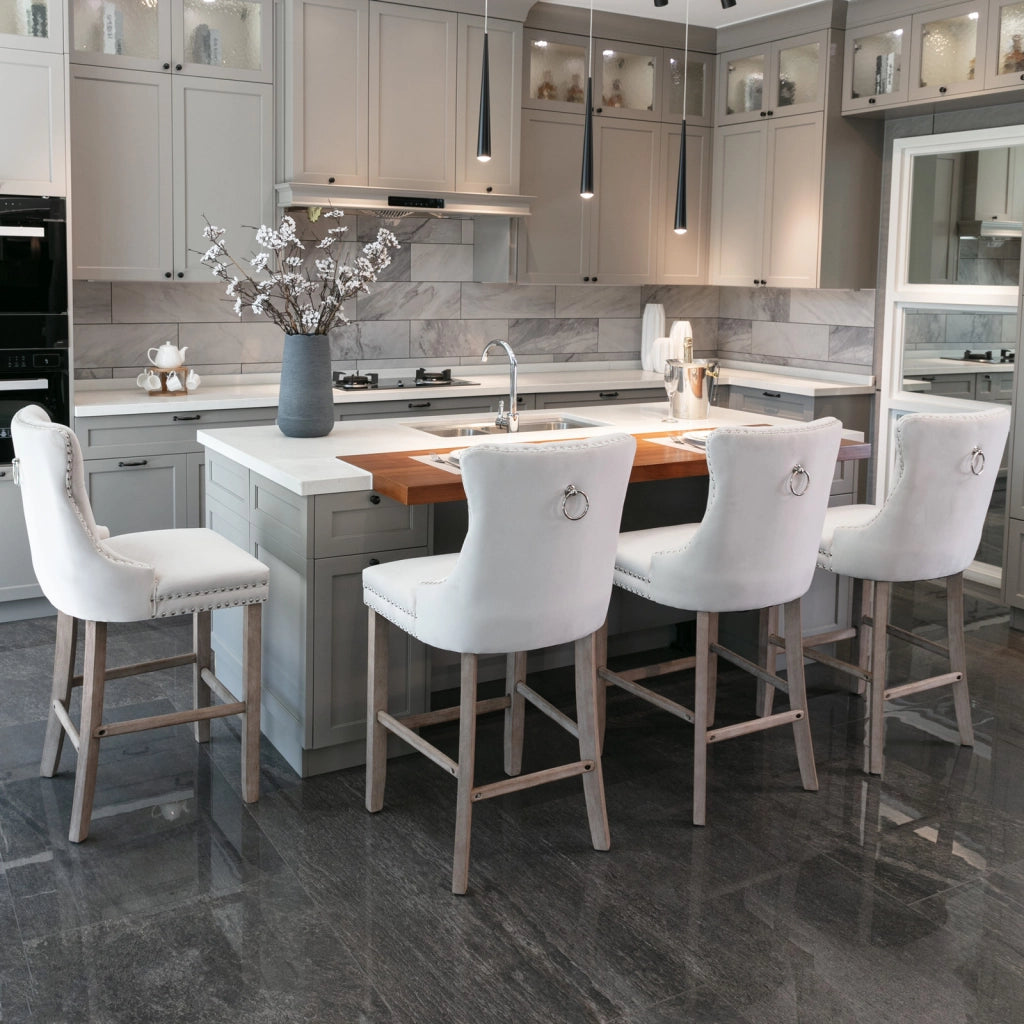 Set di 2 Sgabelli da Bar con Schienale Alto e Borchie Decorative; per Cucina e Sala da Pranzo; Velluto Beige