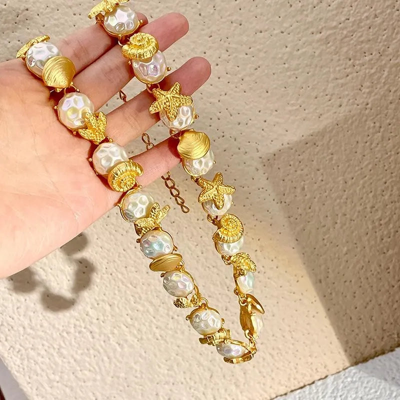 Collana fatta a mano con conchiglie, stelle marine e perle: gioielli dal mare