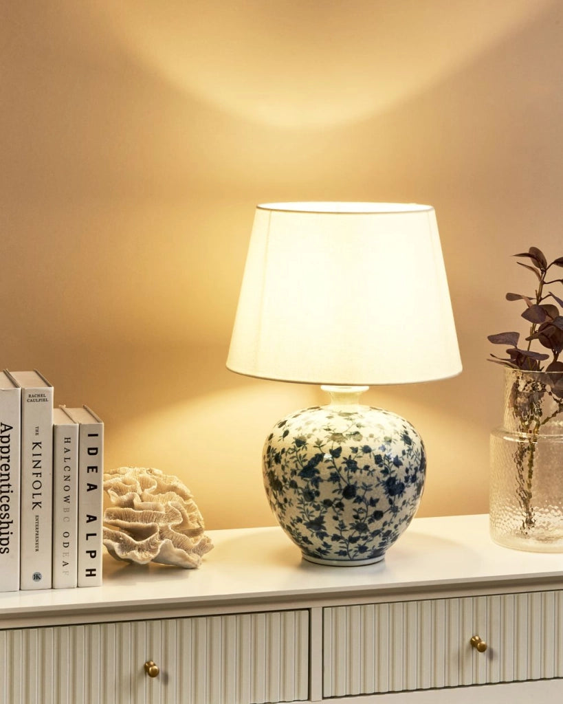 Lampada da tavolo Base in porcellana bianca e blu Paralume a tamburo in lino con patten floreale Illuminazione elegante