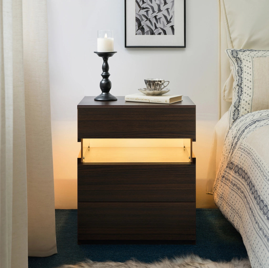 Comodino 60x46x22 cm con 3 cassetti e luce RGB; legno ingegnerizzato; noce