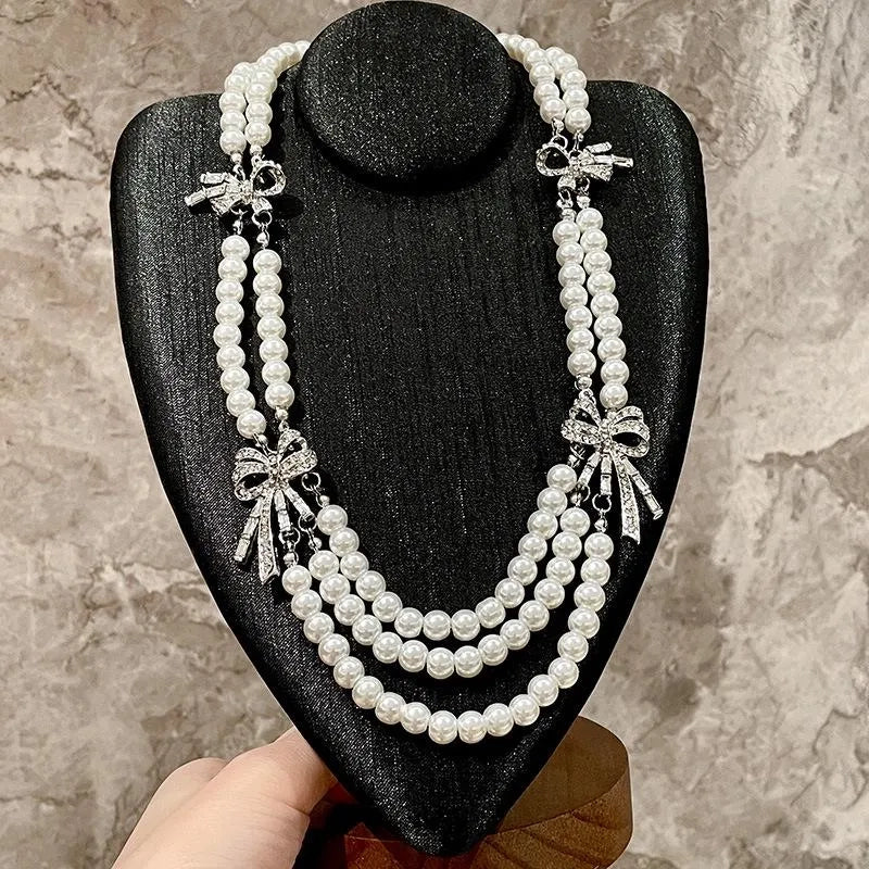 Collana con fiocco di perle fatta a mano: ciondolo vintage multistrato con diamanti