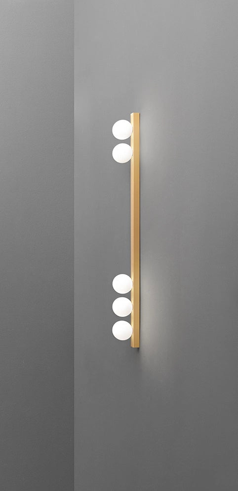 Plafoniera 10S48482 in metallo color oro opaco con 5 diffusori sferici in vetro soffiato bianco acidato - Design moderno ed elegante - Perenz