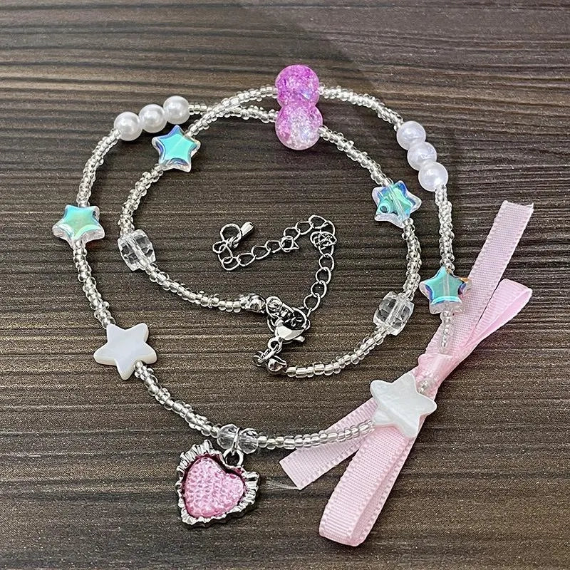Collana con ciondolo a forma di cuore rosa e fiocco, realizzata a mano con perline e zirconi. Regalo di Natale per donna, regalo di compleanno.