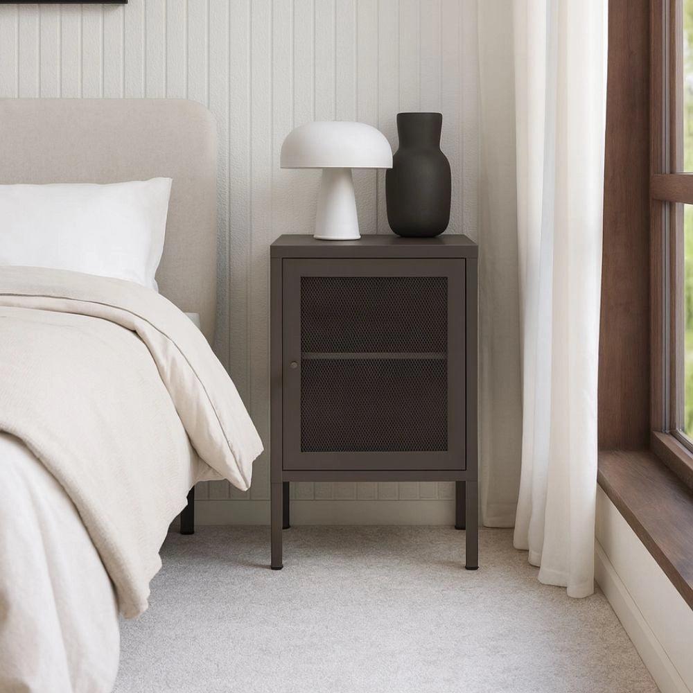 Comodino Fayna in metallo mocha con anta reticolata 40x35x60H – Design industriale