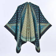 Mantella da donna spessa e calda con spacco, fantasia pied de poule e pois, a blocchi di colore.