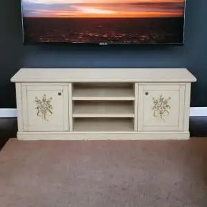 Mobile Porta tv Shabby chic bianco anticato decorato a mano con fiori