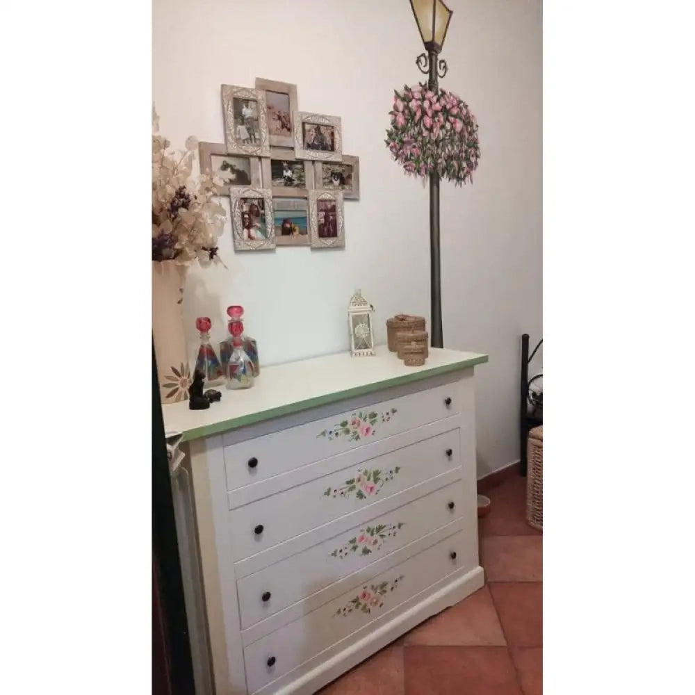 Comò 4 cassetti in stile arte povera in legno massello e mdf con rifinitura in bianco lucido con decorato 115x50x90 H