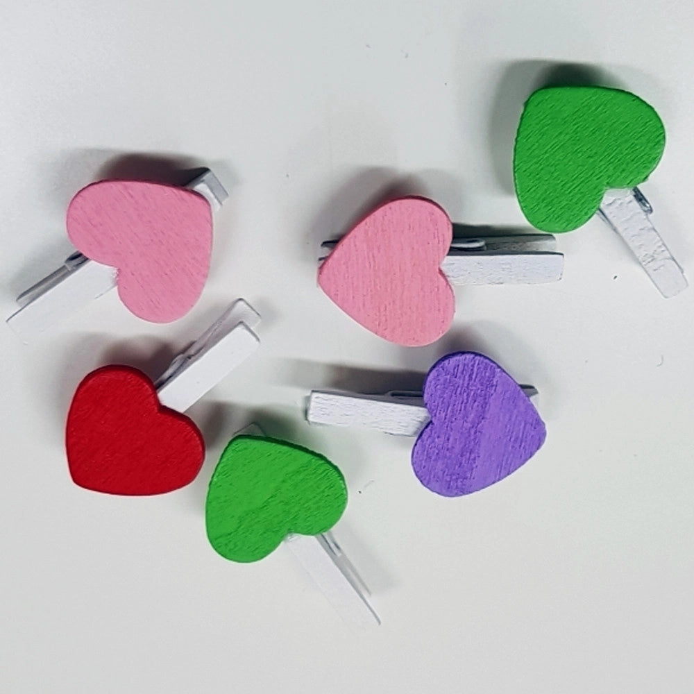 Trade Shop - 18pz. Molletta 2.5mm Cuore Colorato Legno Bianco Bomboniere Biglietti Compleanno -