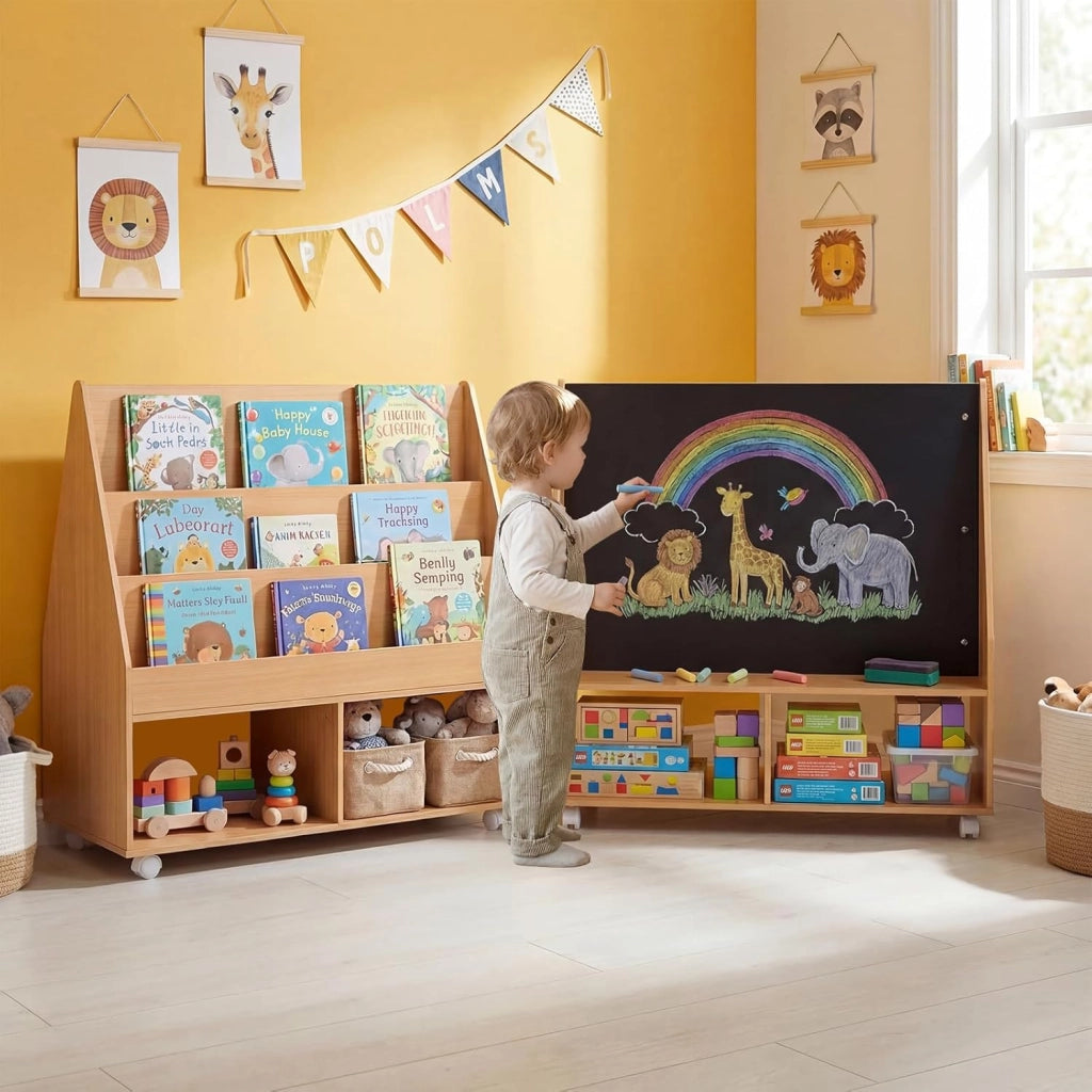Libreria Montessoriana per Bambini, Scaffale per Giocattoli in Legno con Lavagna e 5 Ruote, Libreria a 3 Ripiani e Scomparti, per Cameretta e Asilo Nido, 90 x 45,5 x 87 cm (Naturale)