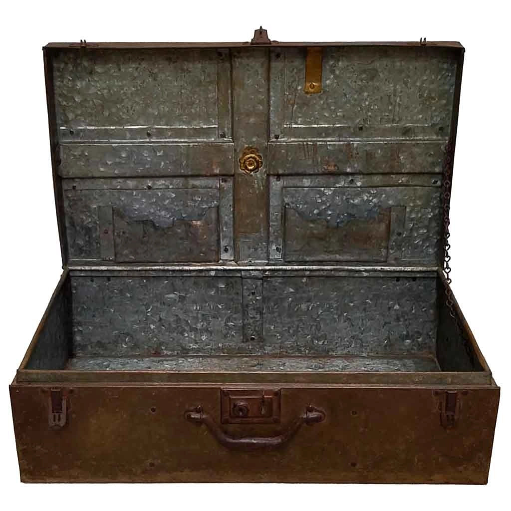 Valigia artigianale in metallo, 67x37x25h cm
