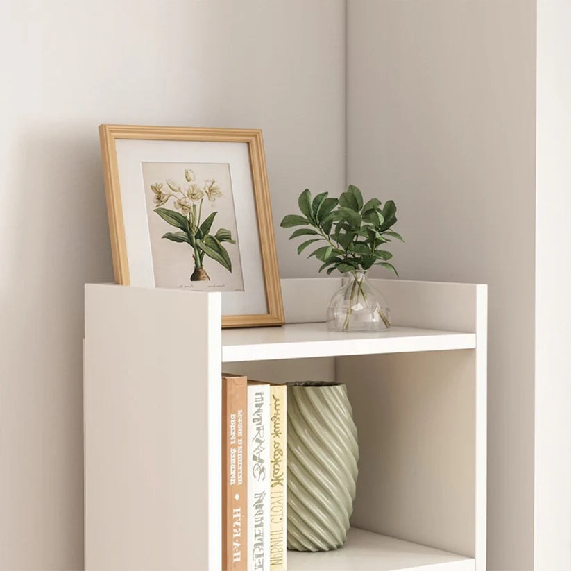 Libreria alta con finitura bianca, con misure 40x30x180 cm.