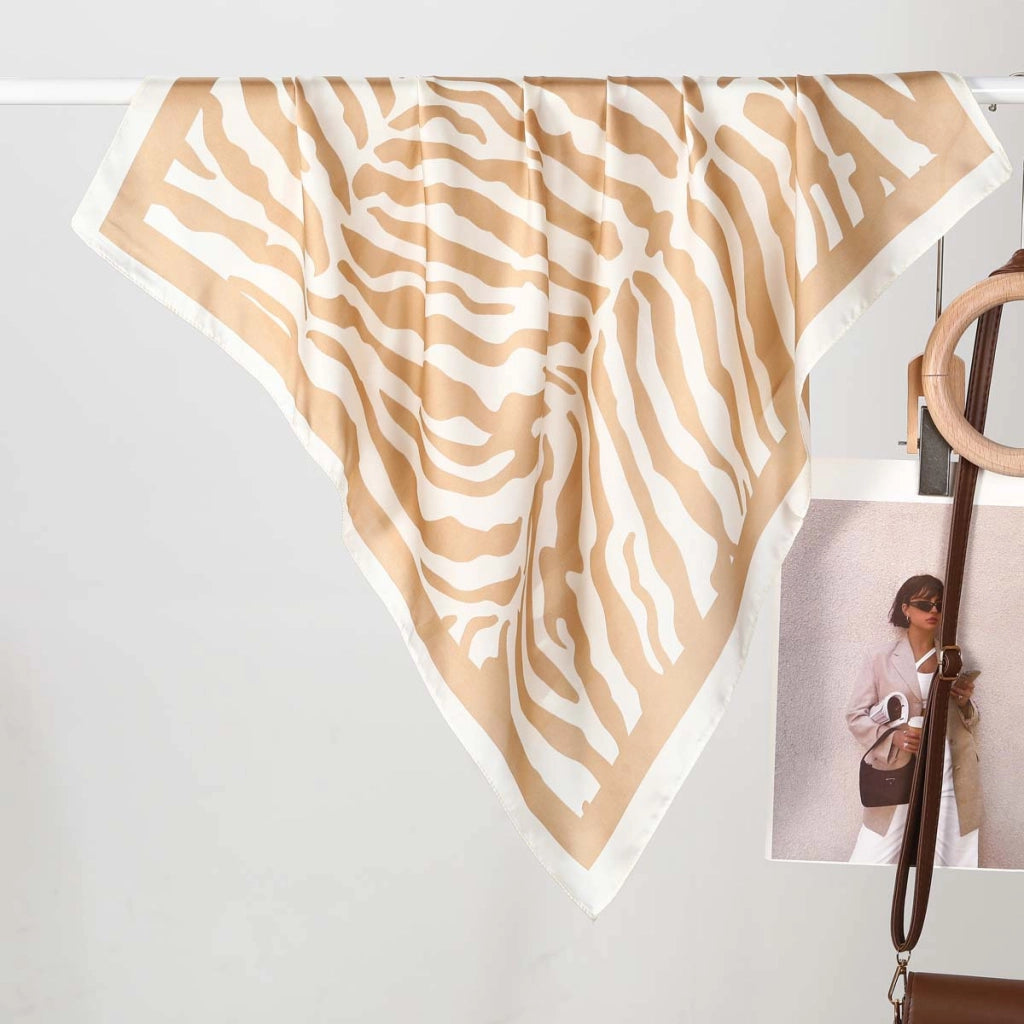 Eleganti e trendy sciarpe di seta da donna, realizzate in pura seta.