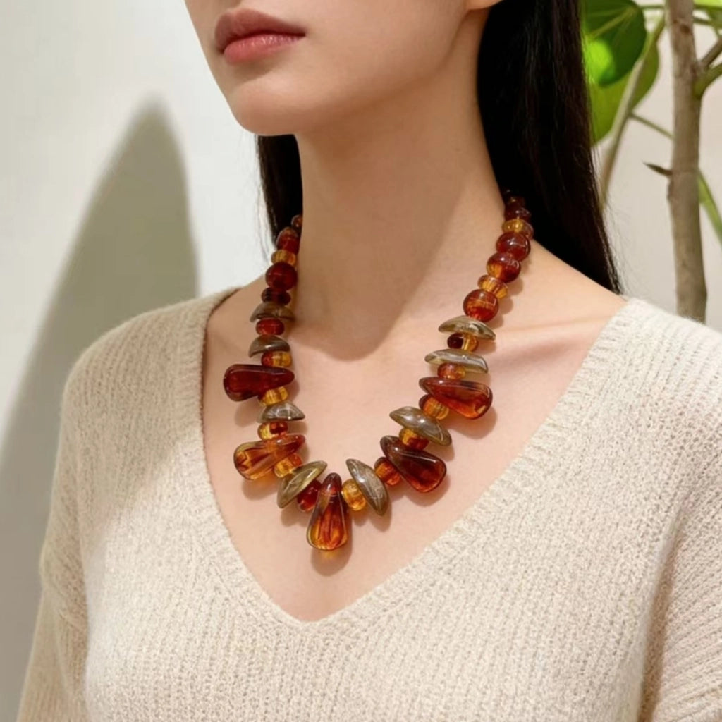 Collana di perline di resina d'ambra dalla forma irregolare