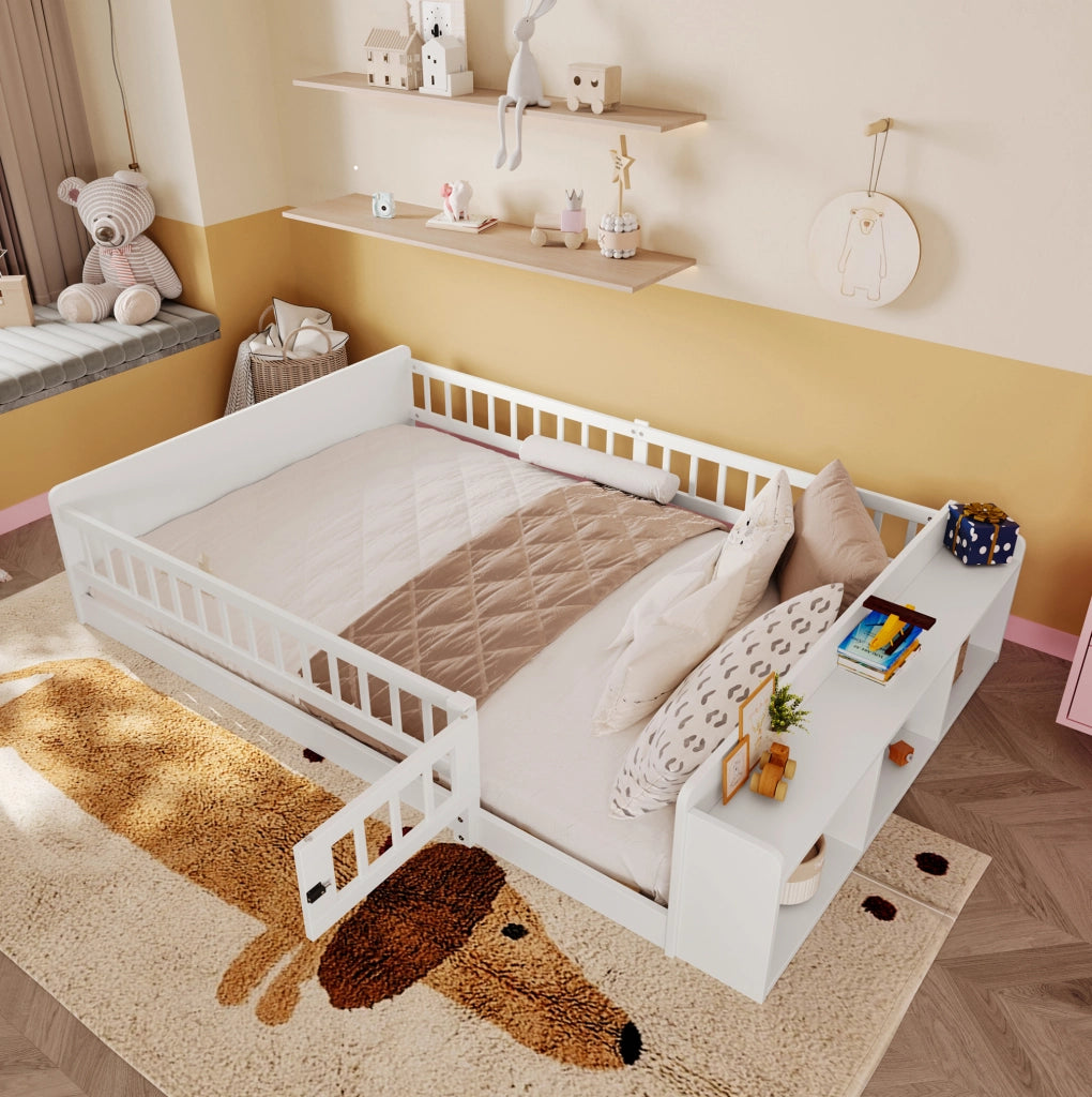 Letto per bambini 140x200 cm in pino bianco con ripiani e vano aperto