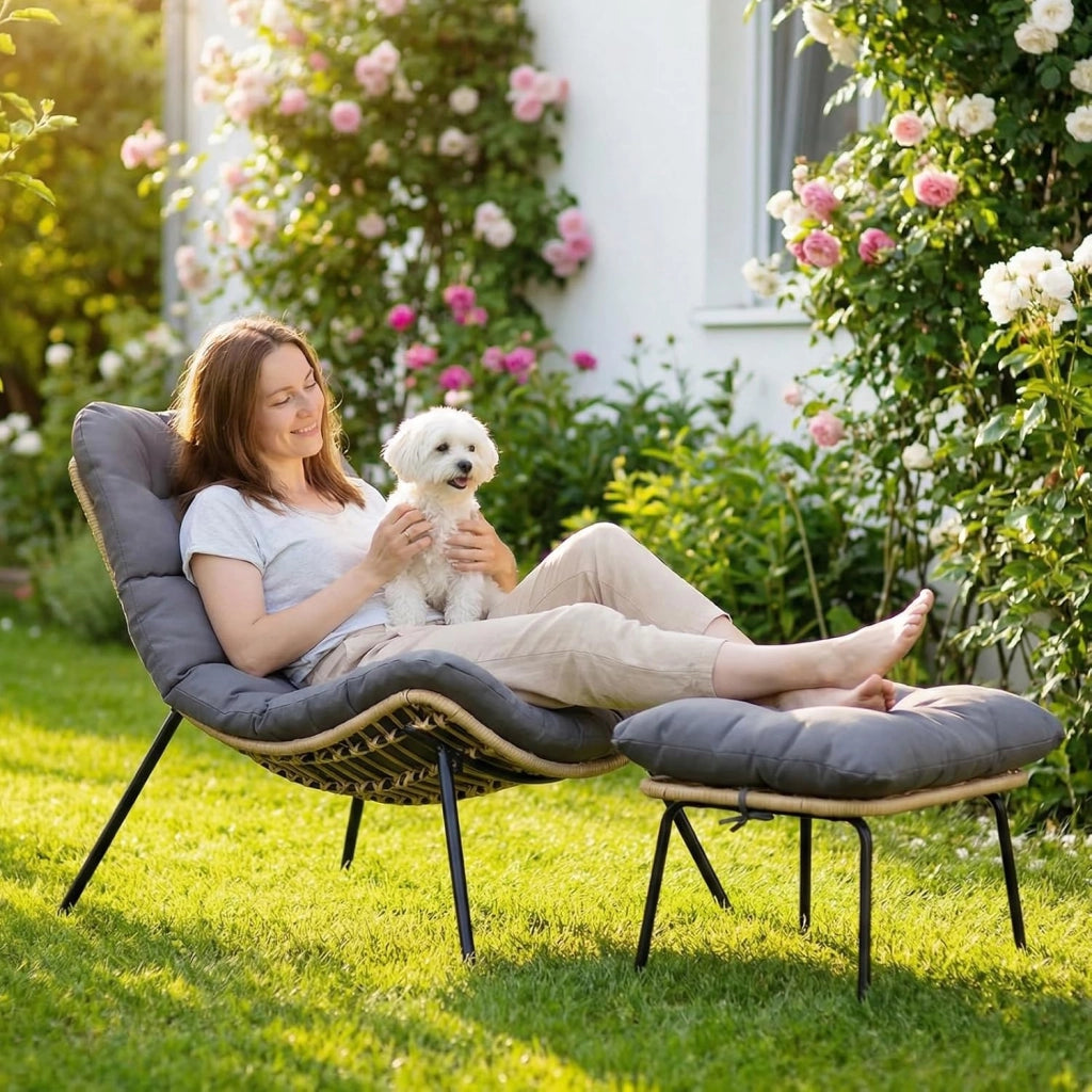 Sedia a sdraio con sgabello, in rattan, resistente alle intemperie, fino a 120 kg, poltrona da balcone con cuscino rimovibile, cuscino impermeabile, per giardino, balcone, soggiorno, cortile