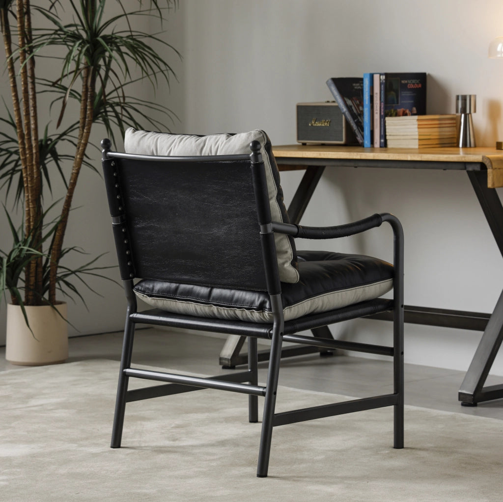 Poltrona accent mid-century moderna in pelle nera con struttura in metallo e braccioli