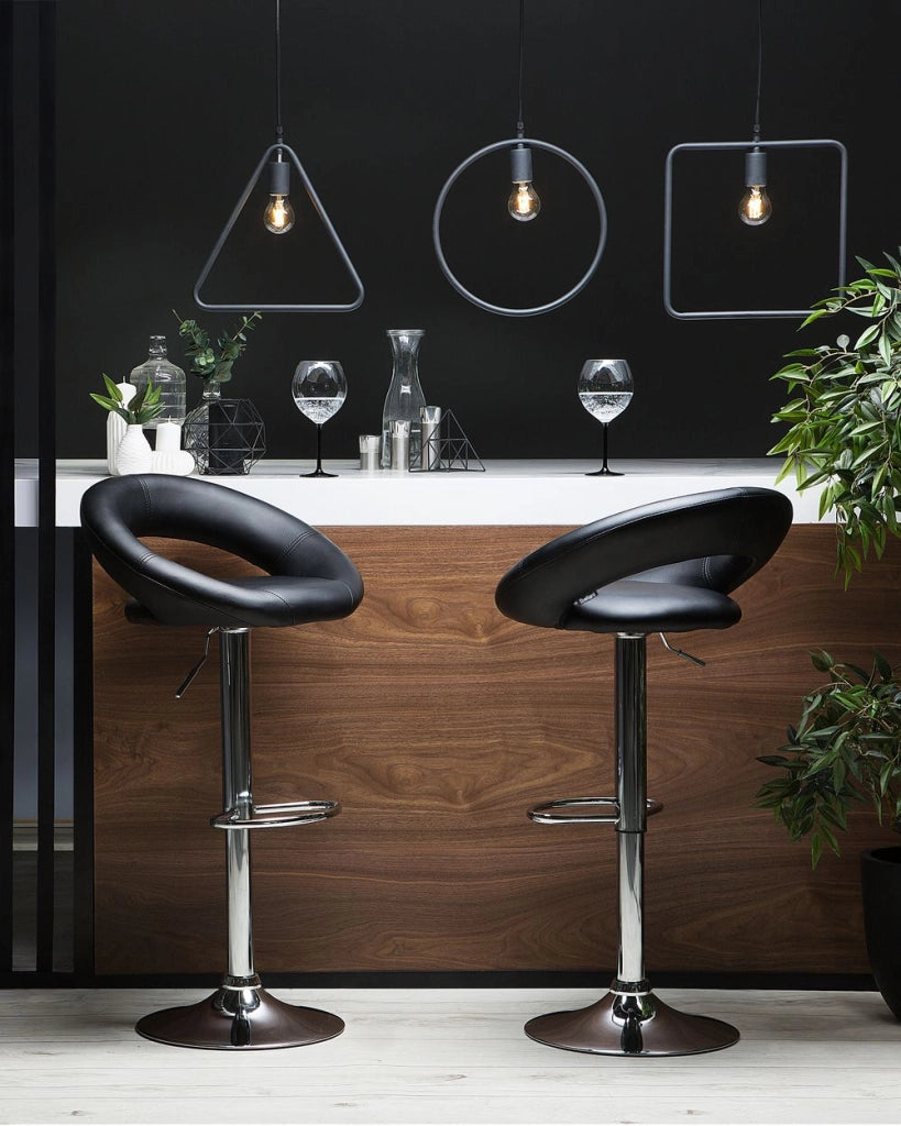 Set di 2 sgabelli da bar Poggiapiedi imbottiti in ecopelle nera Girevole a gas regolabile in altezza Minimalista