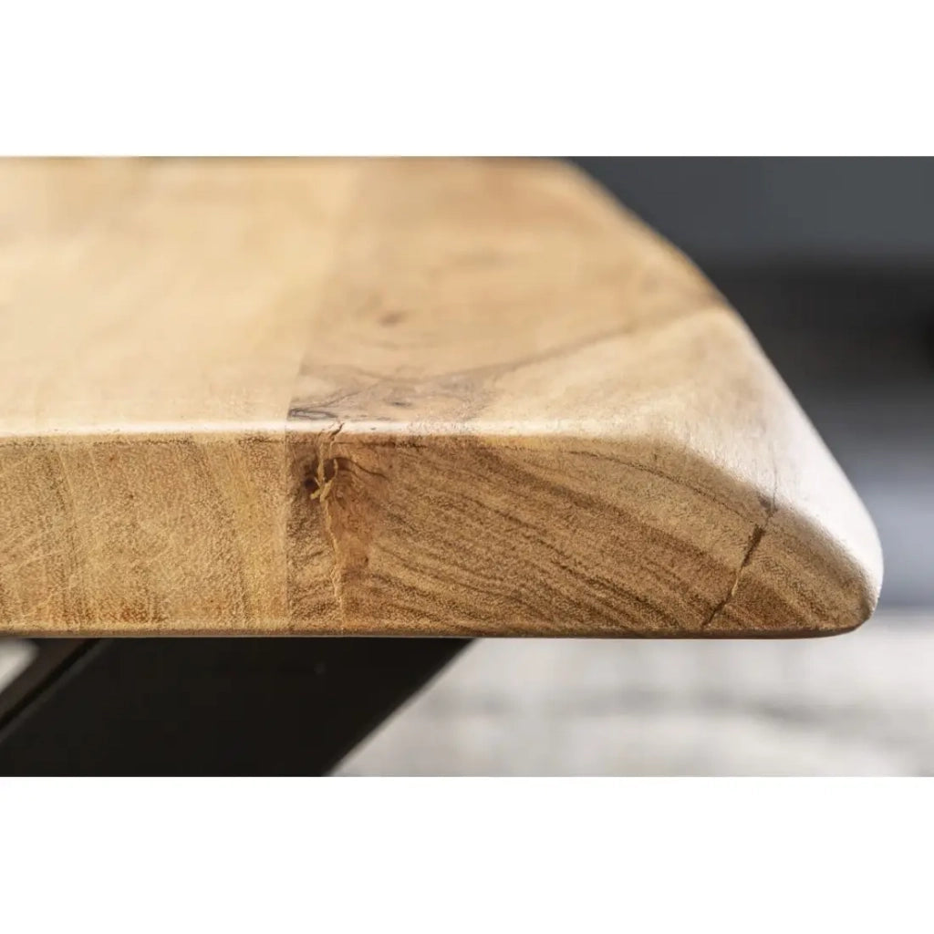 Tavolino ARKAYA 110 cm in legno di acacia massiccio con gambe in metallo nero a forma di X