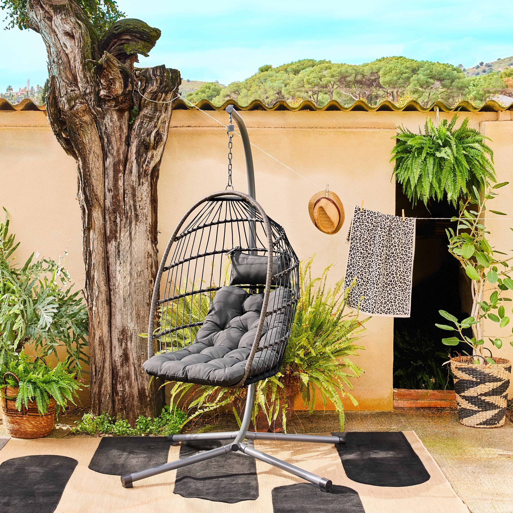 Poltrona sospesa in acciaio, rattan, poliestere, antracite