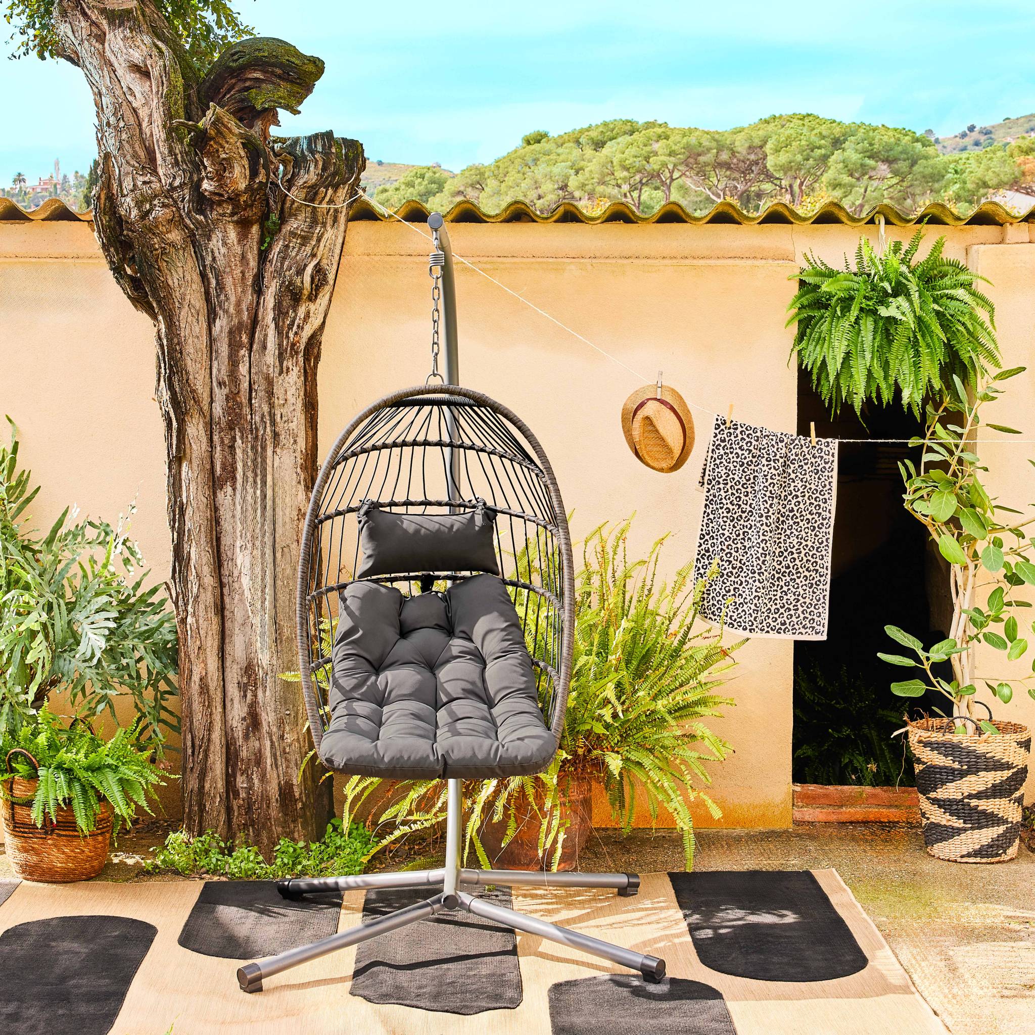 Poltrona sospesa in acciaio, rattan, poliestere, antracite