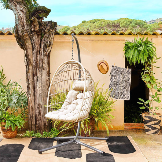 Poltrona sospesa in acciaio, rattan, poliestere, beige