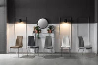 E-STYLO Sedia in similpelle grigio chiaro imbottito e gambe in metallo grigio cromo, 43cm X 44cm H. 92cm.