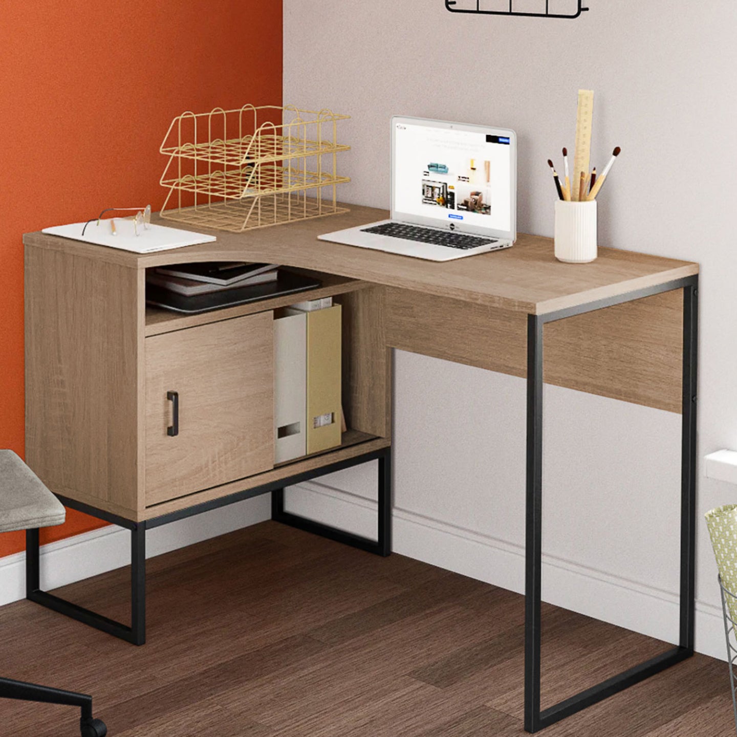 IDMarket - Escritorio esquinero ROB de haya con nicho de almacenaje y puerta de diseño industrial