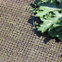 Ezooza MultiFlex – 56 Piastrelle Drenanti Flessibili per Esterni (5 m²), 30x30 cm, Plastica Riciclata, Colore: Marrone