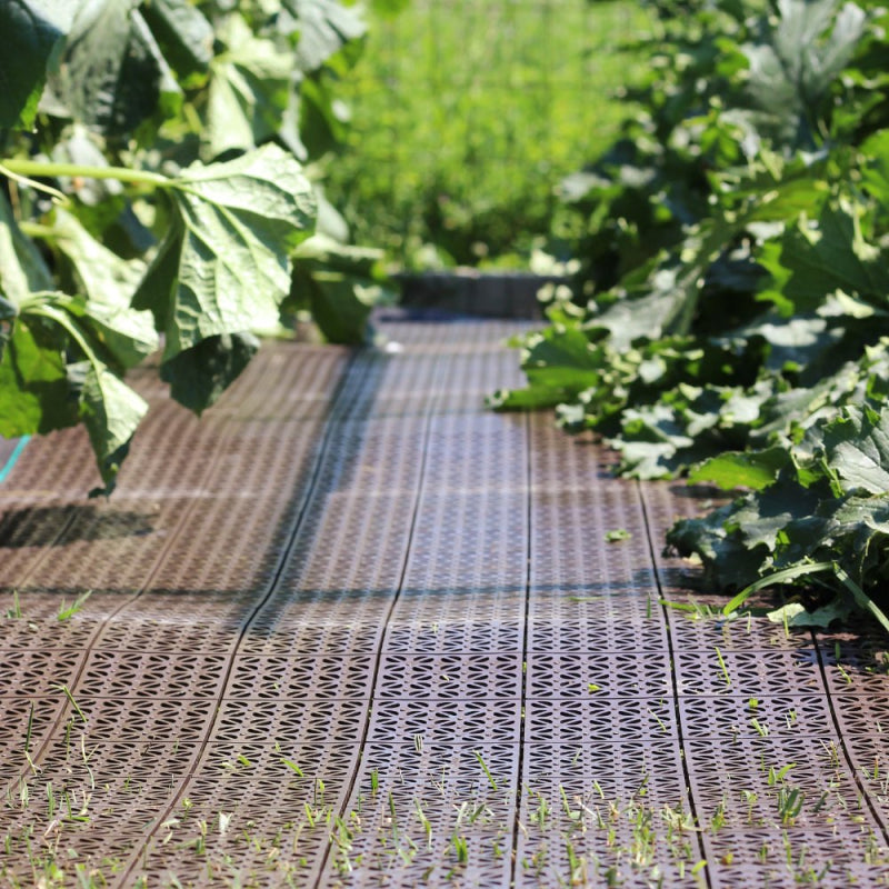 Ezooza MultiFlex – 56 Piastrelle Drenanti Flessibili per Esterni (5 m²), 30x30 cm, Plastica Riciclata, Colore: Marrone