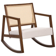 Poltrona a dondolo con rivestimento in tessuto beige chiaro e legno marroneschienale intrecciato struttura in legno per salotto e camera da letto