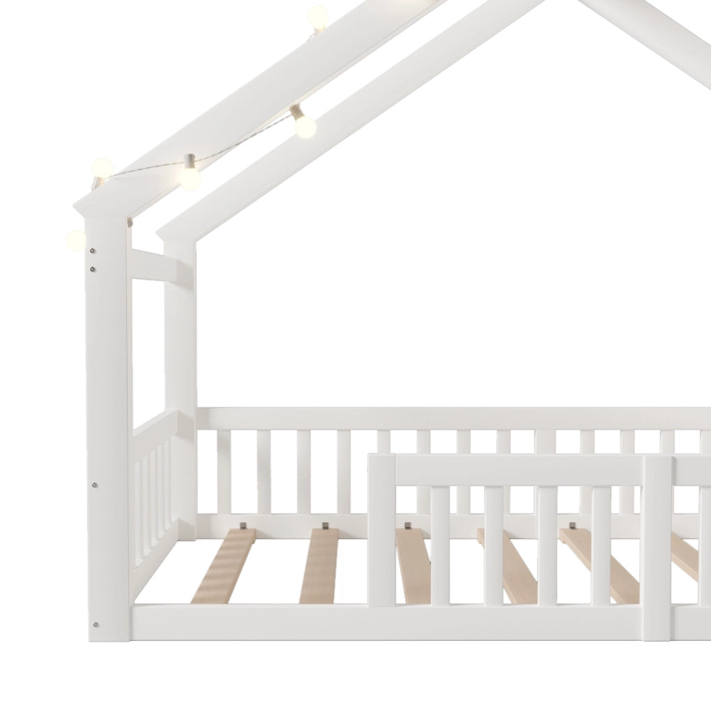 Letto per bambini a casetta 90x190 cm con sponde e scaffali, bianco