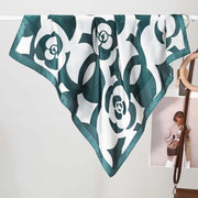 Eleganti e trendy sciarpe di seta da donna, realizzate in pura seta.