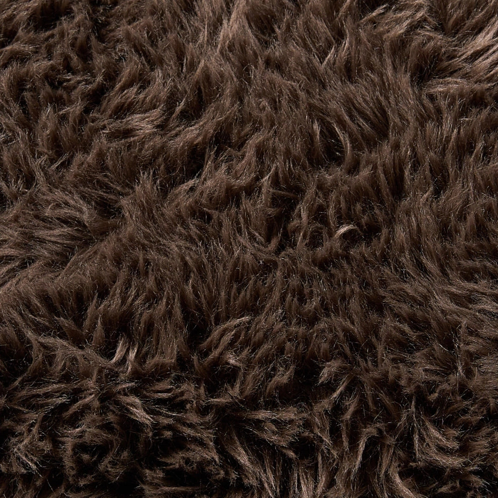Poltrona marrone chiaro e marrone scuro con rivestimento in pelliccia sintetica design retrò e gambe in legno per salotto
