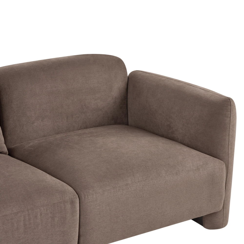 Divano imbottito minimalista a profilo ribassato a 3 posti con seduta profonda marron stile minimalista