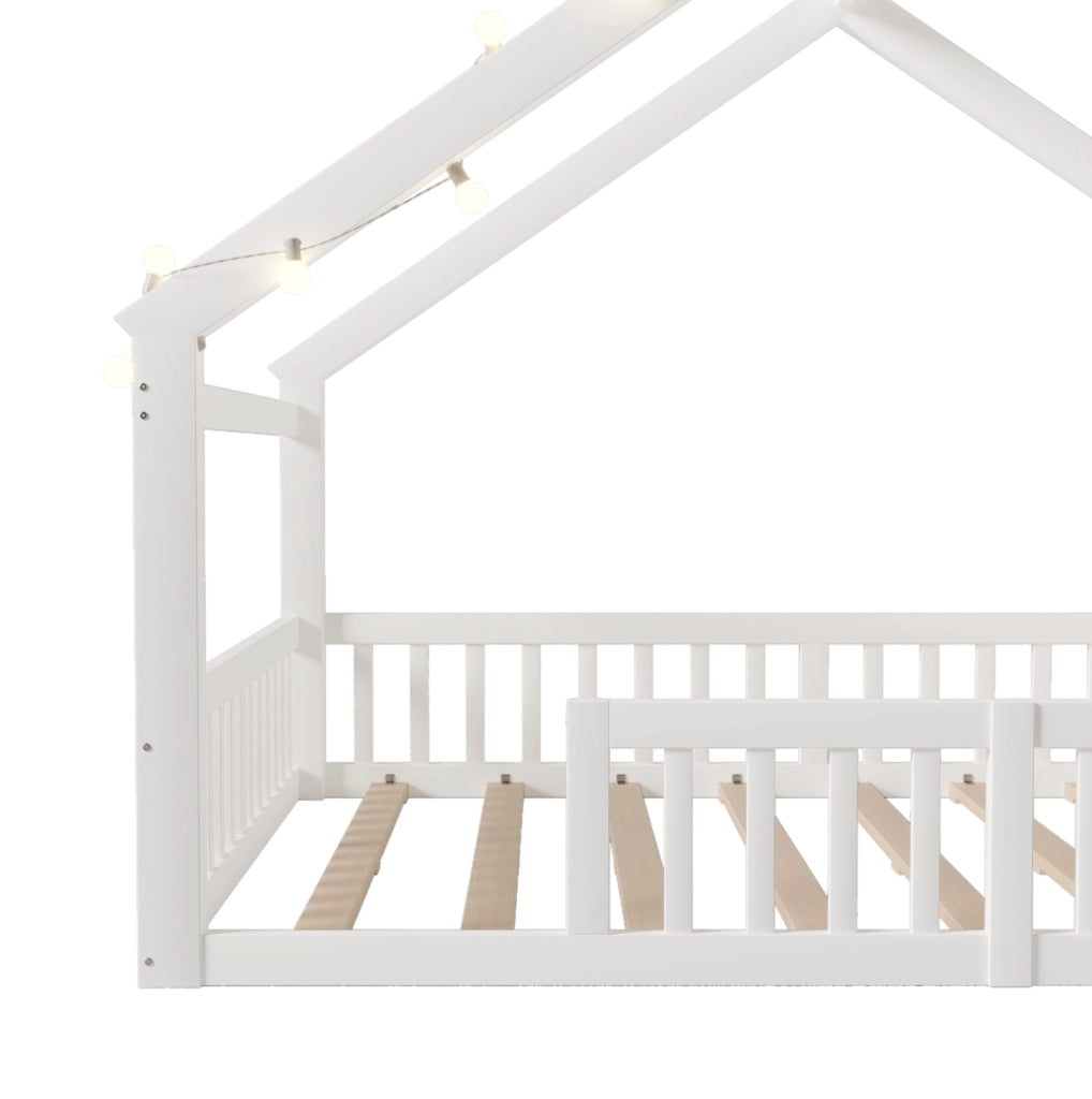Letto per bambini a casetta 140x190 cm con ripiani, bianco
