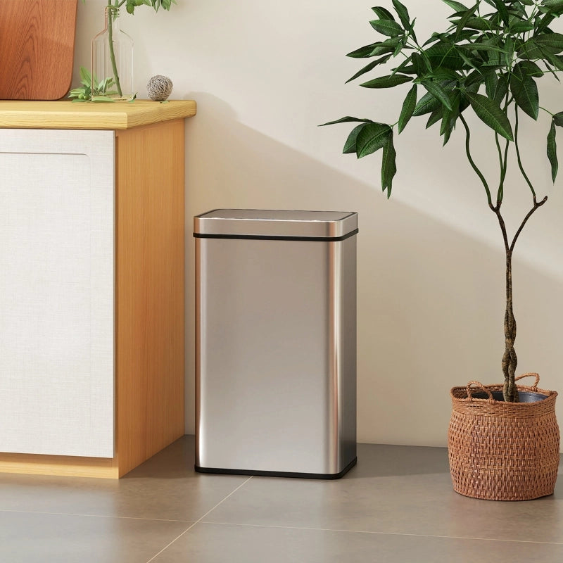 Pattumiera da 60 litri con sensore di apertura, coperchio automatico, in acciaio inox, versatile, colore argento.