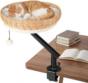 Letto per Gatti da Scrivania Girevole 360°, Cuccia per Gatti in Rattan PE con Cuscino in Peluche Rimovibile, Amaca con Morsetto per Spessore 1,5-4,5 cm, Cuccia Salvaspazio per Ufficio e Casa